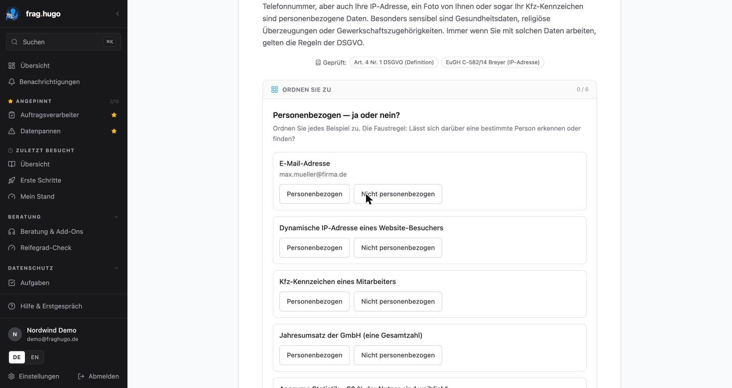 Interaktive Zuordnungs-Aufgabe „Personenbezogen — ja oder nein?“ mit sechs Beispielen wie E-Mail-Adresse, dynamischer IP-Adresse und Kfz-Kennzeichen, je zwei Antwortschaltflächen und einem Zähler 0 von 6. Darüber der Lerntext mit den geprüften Quellen Art. 4 Nr. 1 DSGVO und EuGH C-582/14 Breyer.