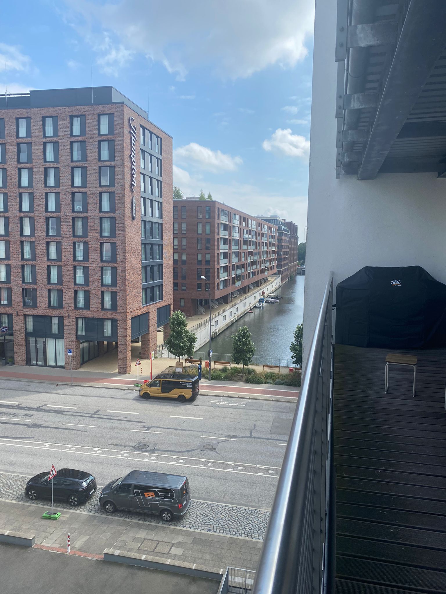 Blick vom Balkon auf den Hamburger Kanal