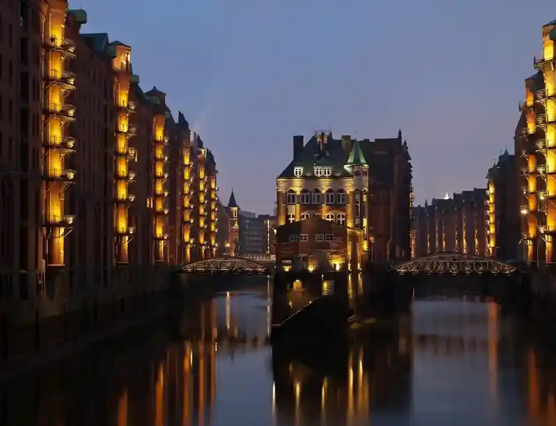 Hamburger Speicherstadt bei Nacht – frag.hugo Standort